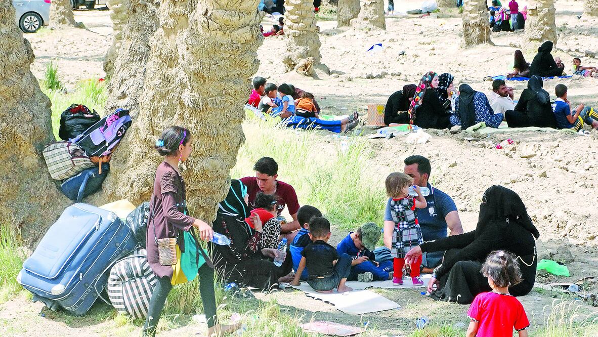 Iraquíes desplazados de Ramadi esperan a que se abra el paso en el puente Bzebiz, que fue cerrado por razones de seguridad para impedir que la gente que huye del avance del Estado Islámico (EI) cruzara a la capital, Bagdad (AP)