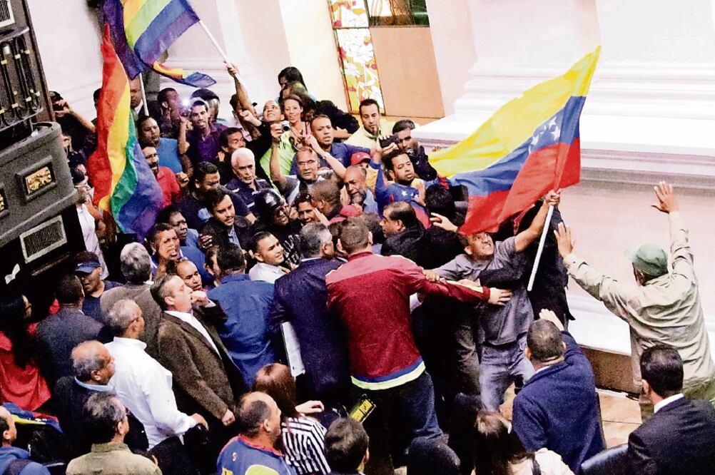 Simpatizantes del chavismo interrumpieron la sesión especial del Parlamento venezolano, en la cual se analizaron acciones para poder llevar a juicio político al presidente Nicolás Maduro (CRISTIAN HERNÁNDEZ. EFE)