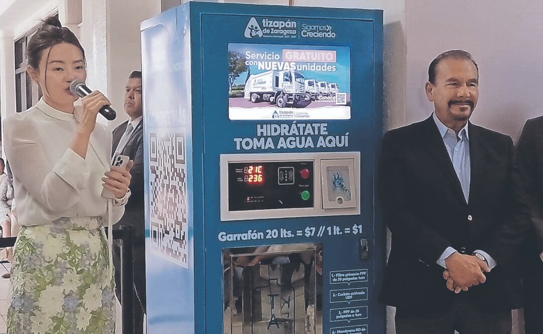 Yuhia Xu, directora de Aquarelife, y el alcalde de Atizapán, Pedro Rodríguez, durante la presentación de las maquinas