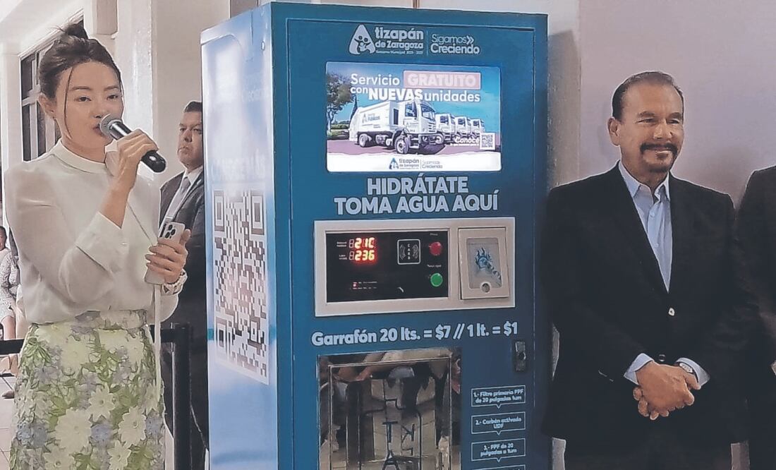 Yuhia Xu, directora de Aquarelife, y el alcalde de Atizapán, Pedro Rodríguez, durante la presentación de las maquinas