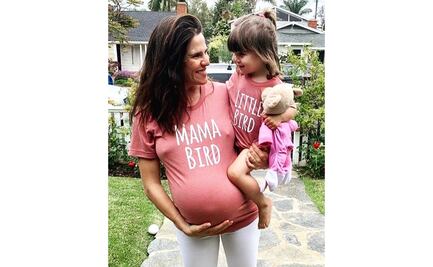 Karla Souza comparte momento amamantando a sus dos hijos
