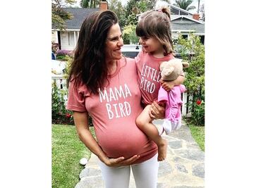 Karla Souza comparte momento amamantando a sus dos hijos