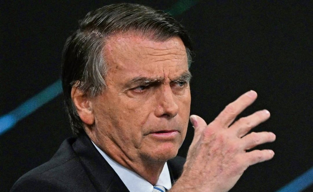 Esta combinación de imágenes de archivo, creada el 1 de julio de 2024, muestra al entonces presidente brasileño y candidato presidencial Jair Bolsonaro (izq.) durante una entrevista televisada por la emisora ​​SBT en Osasco, área metropolitana de São Paulo, Brasil, el 21 de octubre de 2022; y al presidente argentino Javier Milei durante la presentación de su nuevo libro "Capitalismo, Socialismo y la Trampa Neoclásica" en el estadio Luna Park de Buenos Aires el 22 de mayo de 2024. El líder ultraliberal Milei no asistirá a la cumbre del Mercosur del 8 de julio en Asunción, pero viajará a Brasil el fin de semana a un evento no especificado donde "no se ha confirmado si se reunirá con Bolsonaro". Foto: AFP