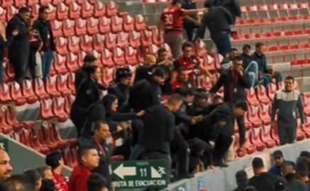 VIDEO: Violencia en el Estadio Jalisco; policías y aficionados del Atlas se enfrentaron a golpes