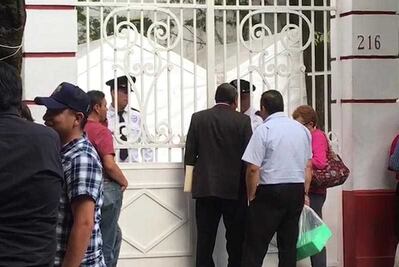 Crónica. Esperan un mes en la casa de AMLO por ayuda