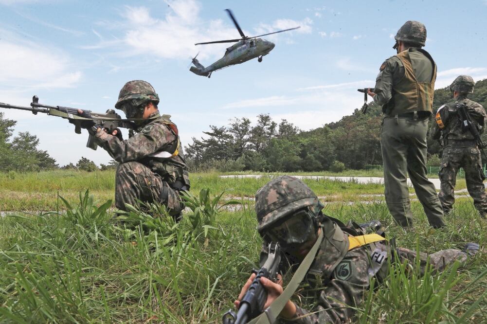 Soldados surcoreanos, durante el ejercicio militar conjunto con Estados Unidos “Ulchi Freedom Guardian”, ayer, en Yongin (REUTERS)