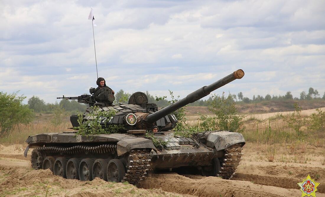 Tanque bielorruso rueda durante las maniobras de una semana con combatientes mercenarios de la compañía militar privada Wagner. Foto: AP