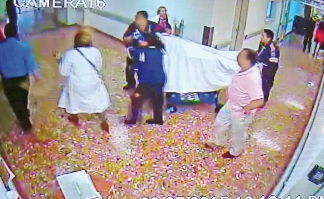 El video muestra que la camilla en que trasladan a Lerdo de Tejada avanza por los pasillos entre las 10:15 y 10:17 de la noche, directivos médicos del Hospital Regional informaron que ingresó a las 10:20 de la noche (ESPECIAL)