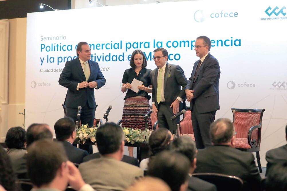 En el el seminario, y acompañada por el secretario de Economía, Ildefonso Guajardo, Alejandra Palacios, presidenta de la Cofece, dijo que se harán recomendaciones para que se tome en cuenta al comsumidor en la política comercial (IRVIN OLIVARES)