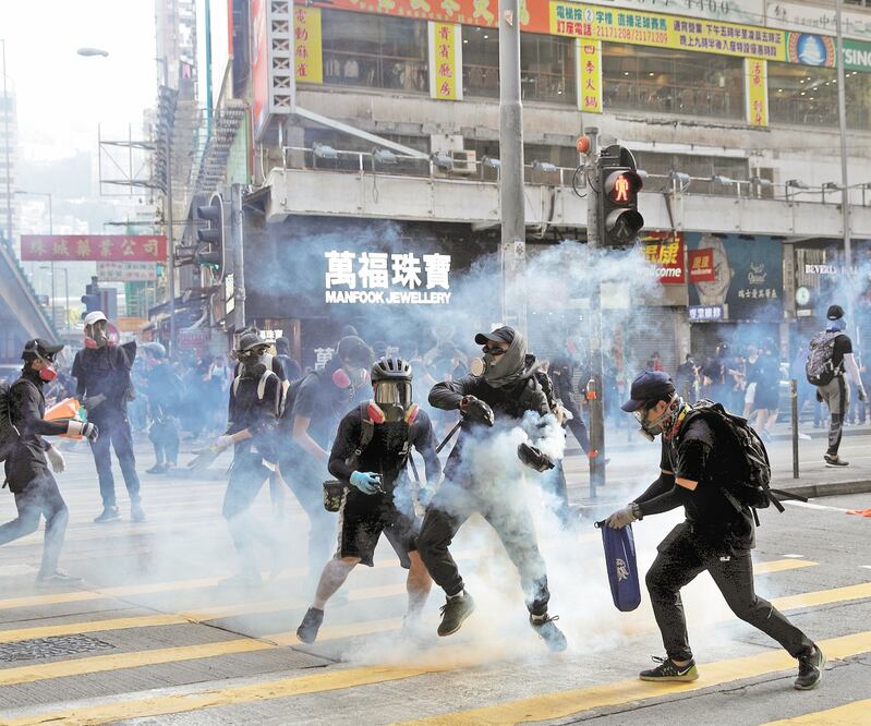 Manifestantes se enfrentaron ayer contra las fuerzas del orden, en Hong Kong, en otra jornada de protestas. Foto: AHMAD MASOD. REUTERS