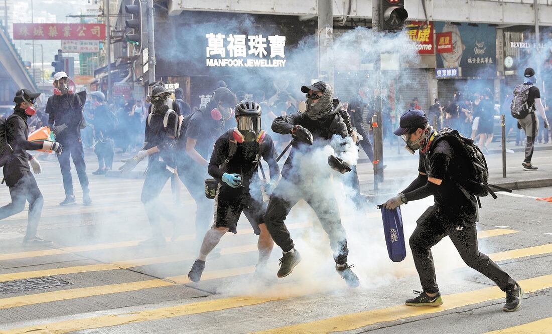 Manifestantes se enfrentaron ayer contra las fuerzas del orden, en Hong Kong, en otra jornada de protestas. Foto: AHMAD MASOD. REUTERS