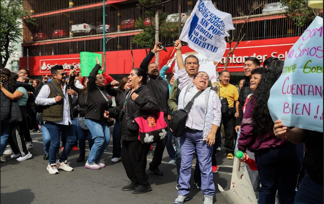 Trabajadores del Poder Judicial y del INCIFO realizaron una protesta y ofrecieron una conferencia de prensa en respuesta a las declaraciones del presidente del Tribunal Superior de Justicia y del secretario de Gobierno capitalino en la Ciudad de México, el 27 de junio de 2025. Foto: Fernanda Zamora/ EL UNIVERSAL