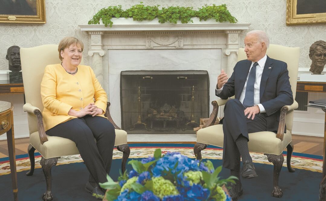 La canciller alemana, Angela Merkel, y el presidente de EU, Joe Biden, ayer en la Casa Blanca. Foto: EVAN VUCCI. AP