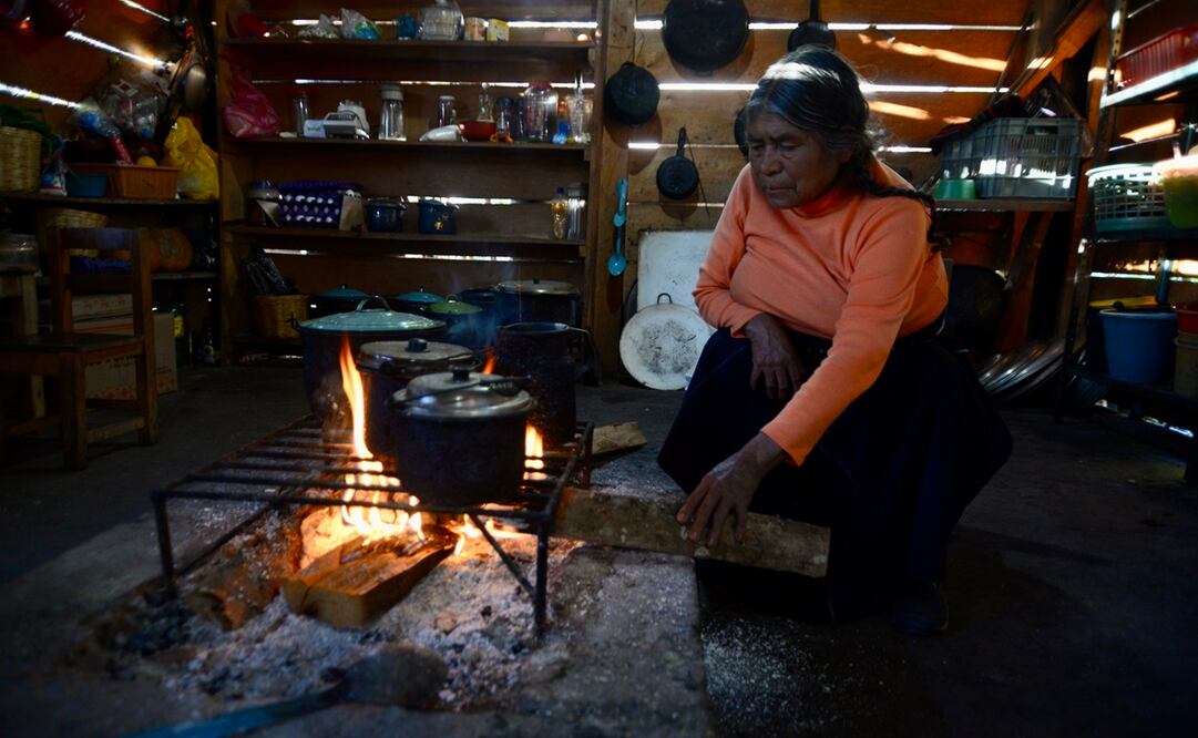 María Girón Entzin, de 74 años, es de las pocas personas que desea vacunarse, pero no ha podido registrarse en el sistema porque en Tenejapa no hay internet. Fotos: Jacob García. EL UNIVERSAL