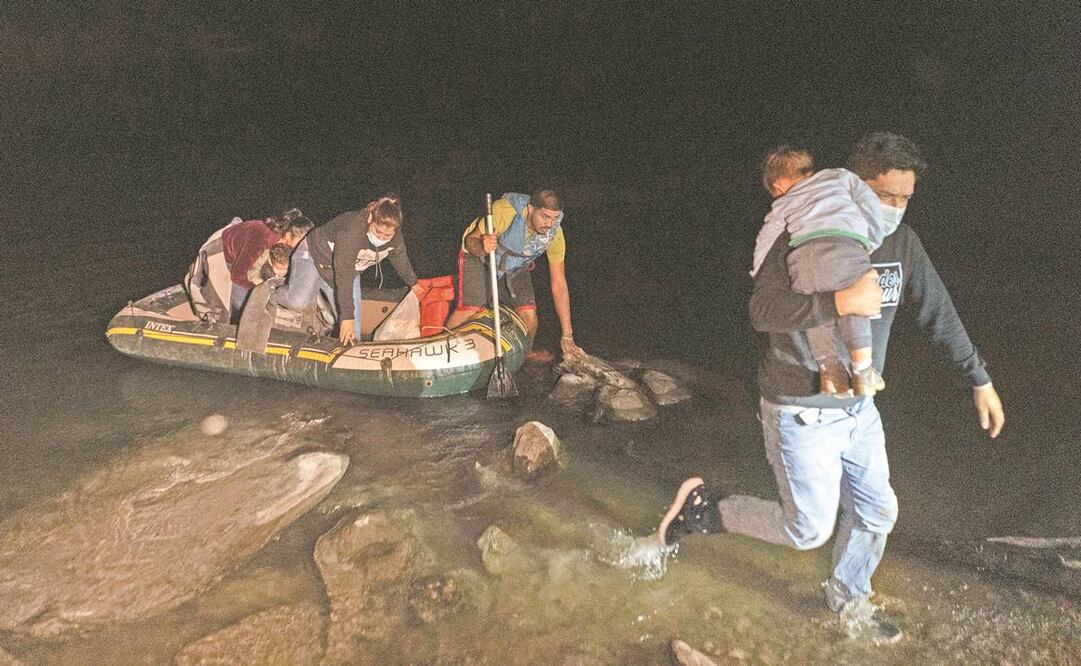 Solicitantes de asilo, tras cruzar el río Grande, en Roma, Texas. Foto: Go Nakamura/AFP.