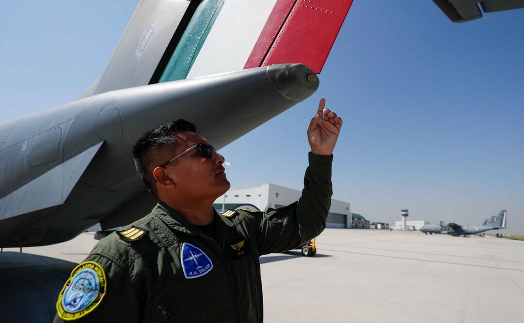 Capitanes de la Fuerza Aérea, Edgar Alejandro Lozano y Ricardo Jesús Torres, muestran el avión para bombardear las nubes y estimular las lluvias. Foto: Diego Simón/ EL UNIVERSAL