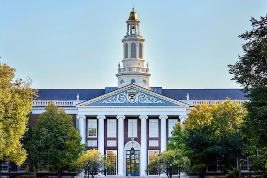 Universidad de Harvard, un legado de excelencia y liderazgo global. Fuente: Freepik.