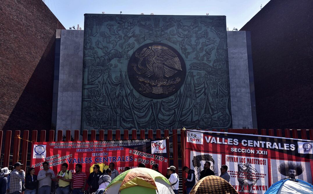 La CNTE mantenía un bloqueo a las afueras de la cámara baja. Foto: EFE