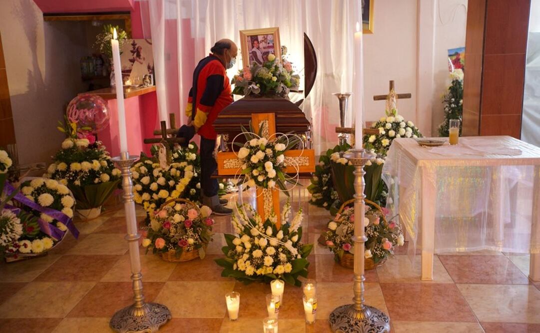 Siete coronas florales reposaban sobre una pared y mientras los familiares de Araceli guardaban silencio, la banda tocaba "Puño de Tierra". Foto: Germán Espinosa