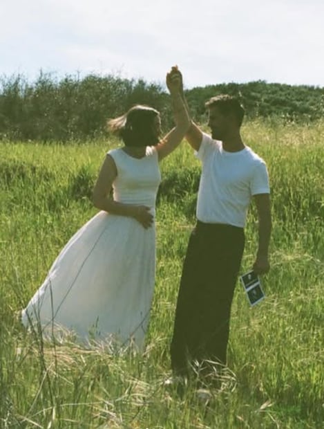 Taylor Lautner y su esposa Taylor Dome comparten en redes que esperan un bebé.