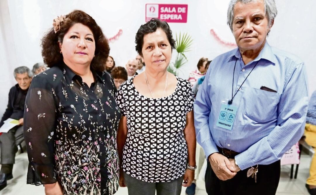 Beatriz Galván (izq.) y María Teresa Coronado (centro) obtuvieron su certificado como cuidadoras. Eso las ha ayudado a atender mejor a sus familiares y a manejar sus emociones (ARIEL OJEDA. EL UNIVERSAL)