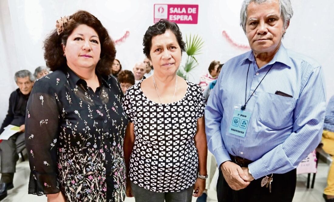 Beatriz Galván (izq.) y María Teresa Coronado (centro) obtuvieron su certificado como cuidadoras. Eso las ha ayudado a atender mejor a sus familiares y a manejar sus emociones (ARIEL OJEDA. EL UNIVERSAL)