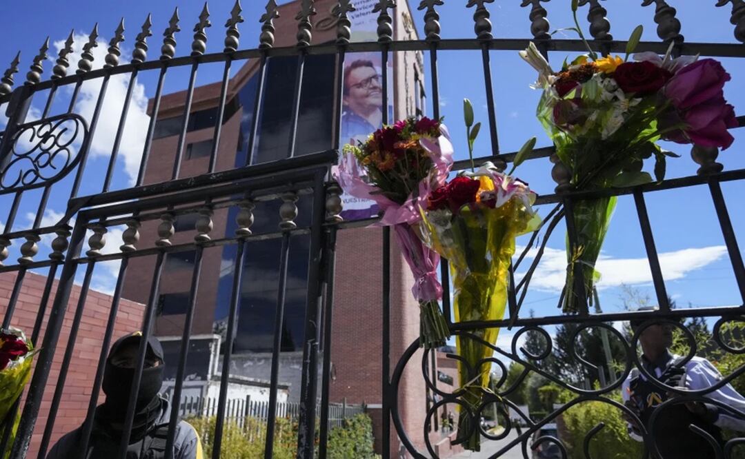 Flores cuelgan de la puerta del cementerio durante el funeral del candidato presidencial asesinado Fernando Villavicencio en Quito, Ecuador, el viernes 11 de agosto de 2023. Foto: AP