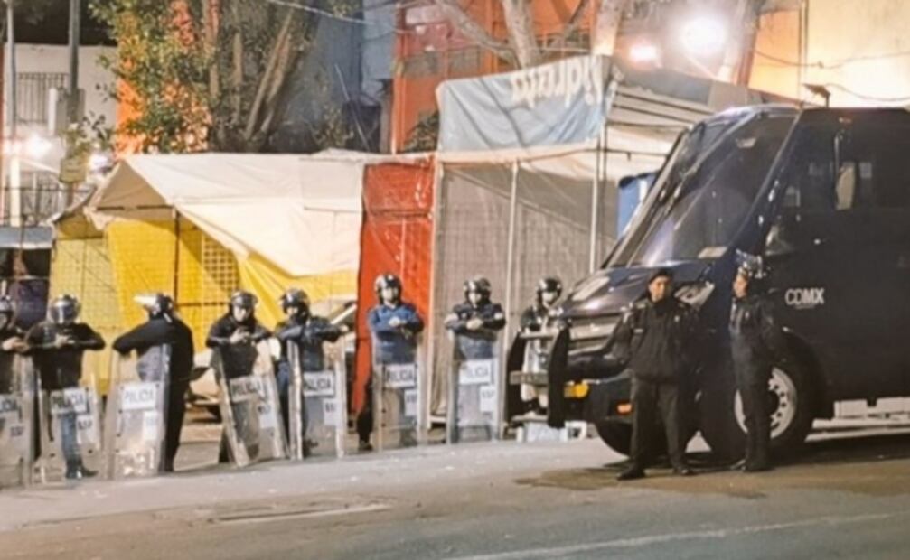 Realizan operativo para retirar puestos semifijos en calles de la colonia Morelos