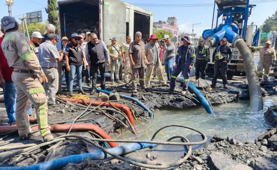 La fuga de agua en la Alcaldía Venustiano Carranza comenzó ayer, domingo 11 de mayo, en Eduardo Molina. Foto: Especial
