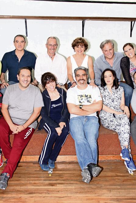 El elenco que acompaña a Verónica Castro en la puesta en escena dirigida por Alejandro Orive (AGUSTÍN SALINAS. EL UNIVERSAL)