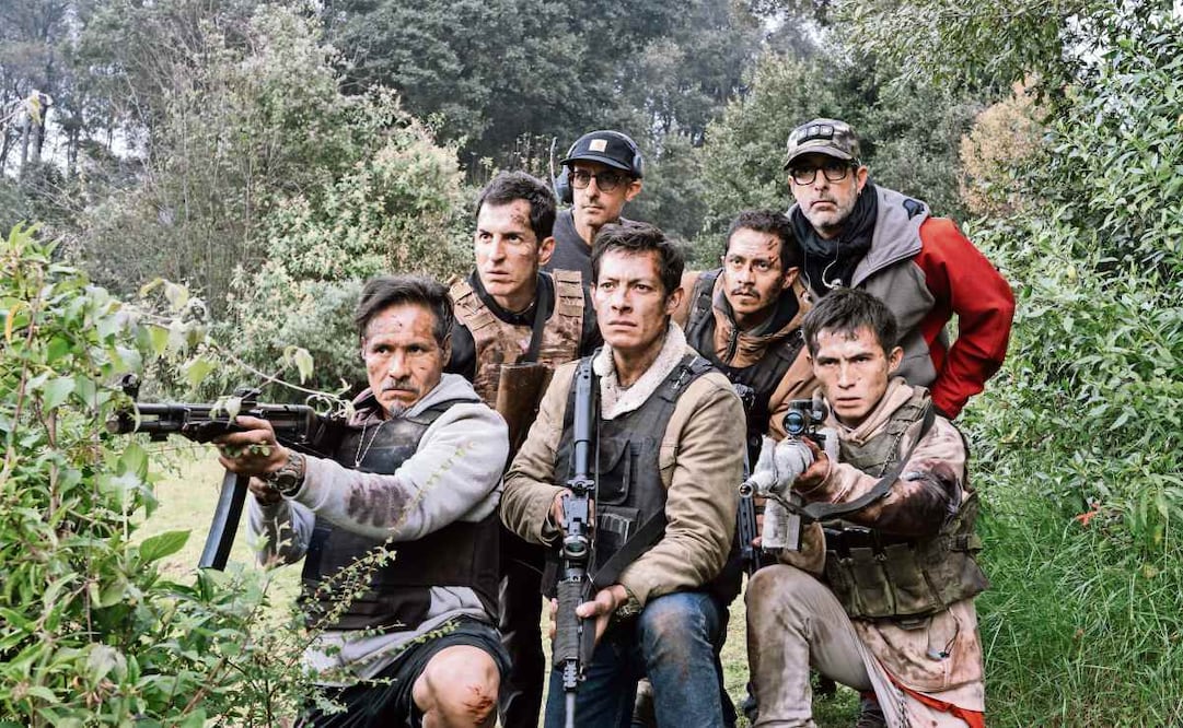 Leonardo Alonso, Luis Alberti y Luis Curiel (abajo), David Calderón y Guillermo Nava (en medio), Beto Casillas director de fotografía y Chava Cartas, director de escena, en una locación. Kotsifakis se integra. FOTOS: NETFLIX Y CLASOS
