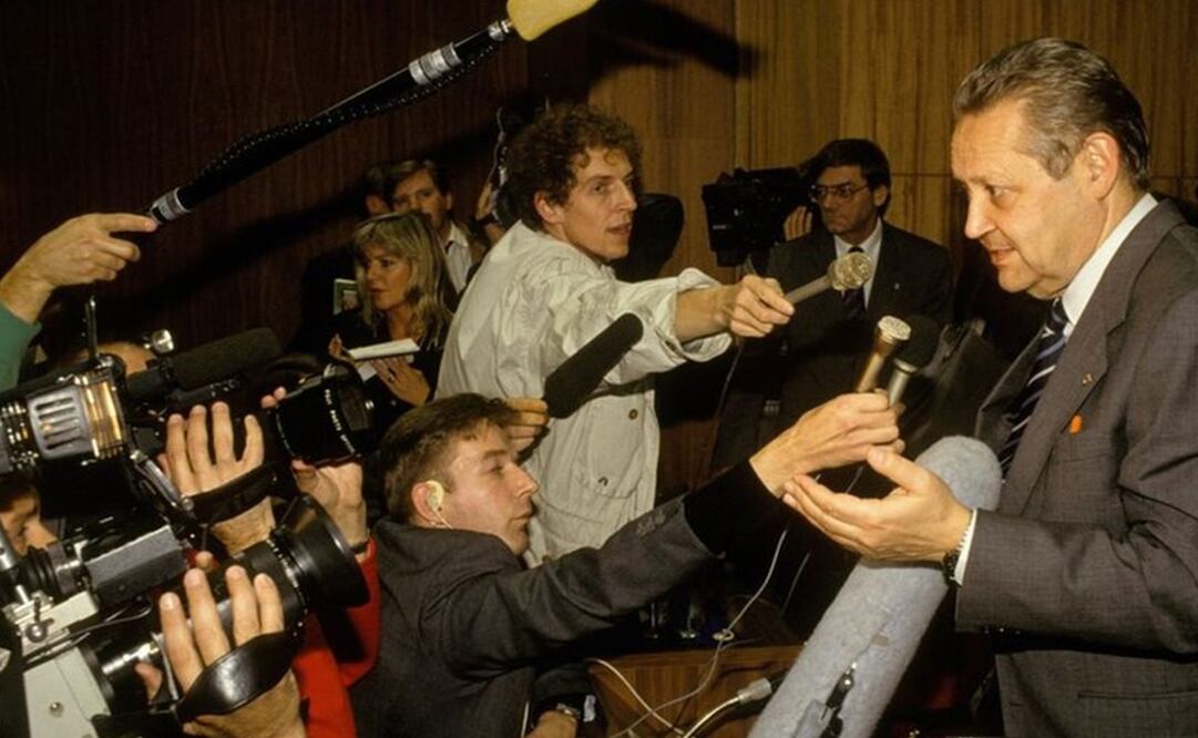Lo que habría sido una rueda de prensa aburrida se convirtió en un momento histórico cuando Ehrman le preguntó a Günter Schabowski sobre el levantamiento de las restricciones a los viajes. Foto: Getty Images