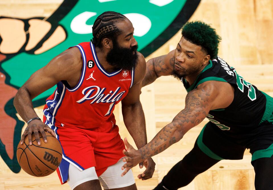 James Harden encarando a Marcus Smart / Foto: EFE