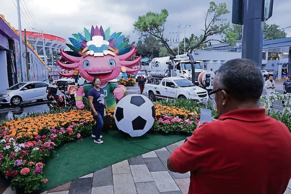 Aficionados que acudieron al Estadio Ciudad de México aprovecharon el regreso de Ajologol para tomarse una fotografía. Fernanda Rojas/ EL UNIVERSAL