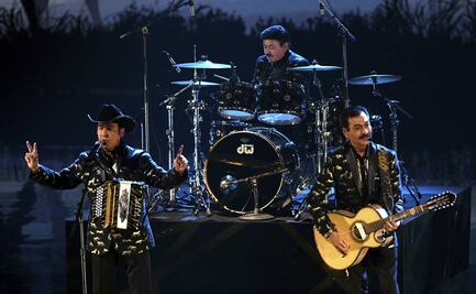 Los Tigres del Norte rinden homenaje a Vicente Fernández durante su concierto en el Auditorio Nacional