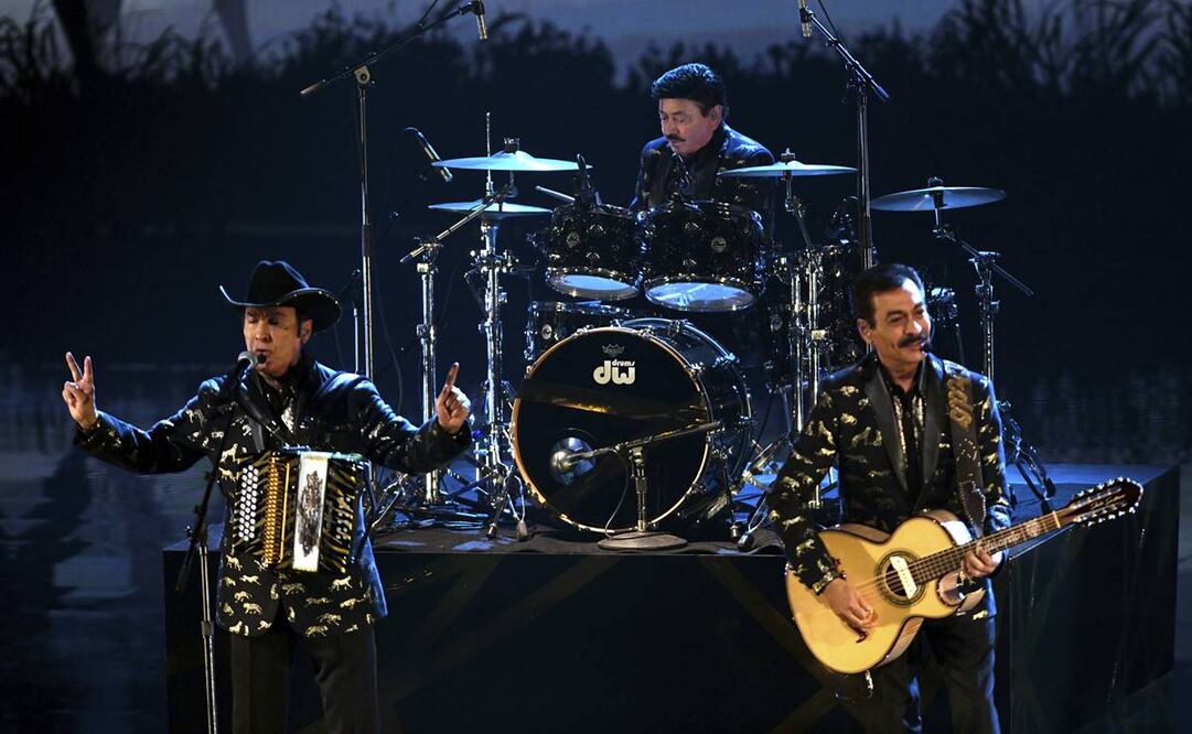 Los Tigres del Norte en la 21a entrega de los Premios Grammy Latinos 2020. Foto: Taimy Alvarez/AP