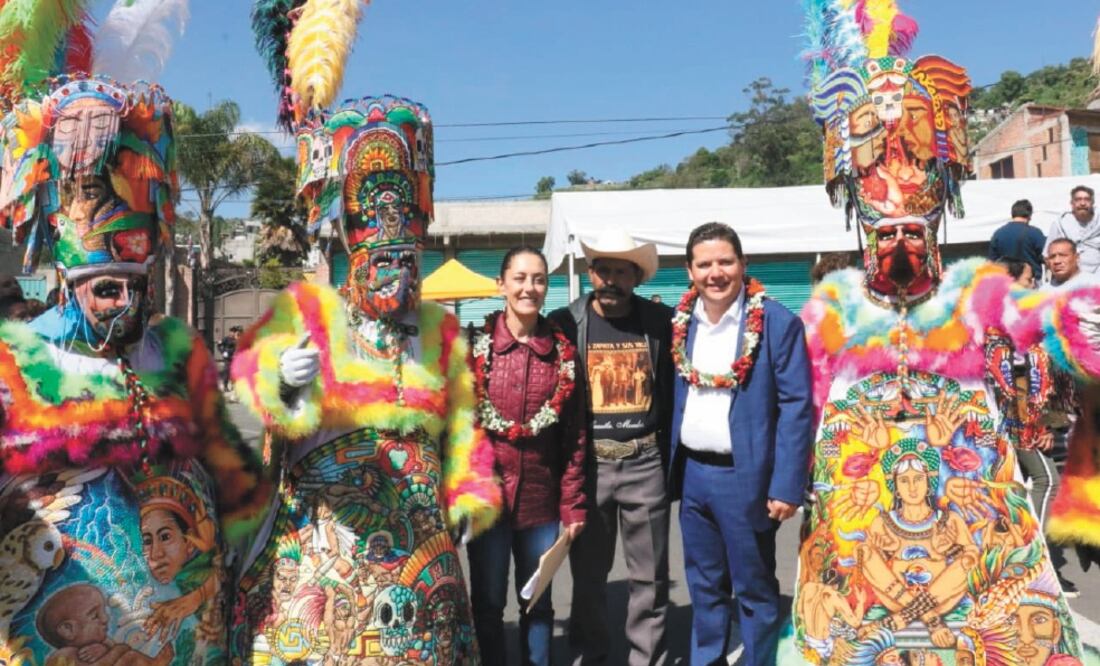 Claudia Sheinbaum (izq.), jefa de Gobierno, y Octavio Rivero Villaseñor (der), edil de Milpa Alta, posan junto a los chinelos que acudieron a la entrega de 30 nuevas patrullas de la policía, en la explanada de la alcaldía. Foto/ESPECIAL