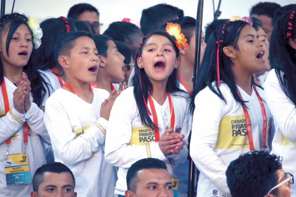 Niños cantan en honor al Pontífice. Miles de personas formaron vallas para ver pasar a Francisco en su papamóvil (IVÁN VALENCIA. AP)