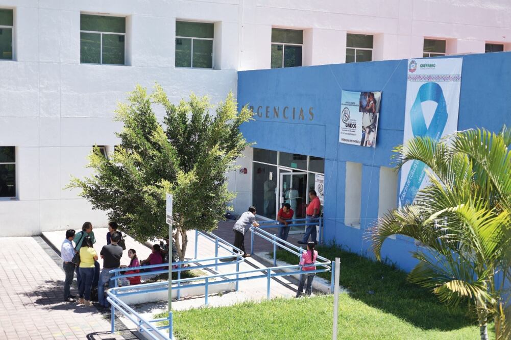En el hospital de Chilpancingo permanecen 20 pasajeros heridos, seis de gravedad, incluyendo a una menor de seis meses de edad. (SALVADOR CISNEROS. EL UNIVERSAL)