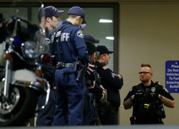 Detienen a hombre que retuvo a personas en banco de Florida