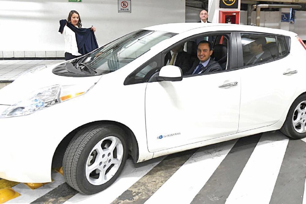 La bancada del PAN será pionera en el uso del vehículos eléctricos para trasladarse de manera rápida y eficiente en esta ciudad, aseguró Marko Cortés, coordinador de los legisladores albiazules, al volante del automóvil (LUCÍA GODÍNEZ. EL UNIVERSAL)