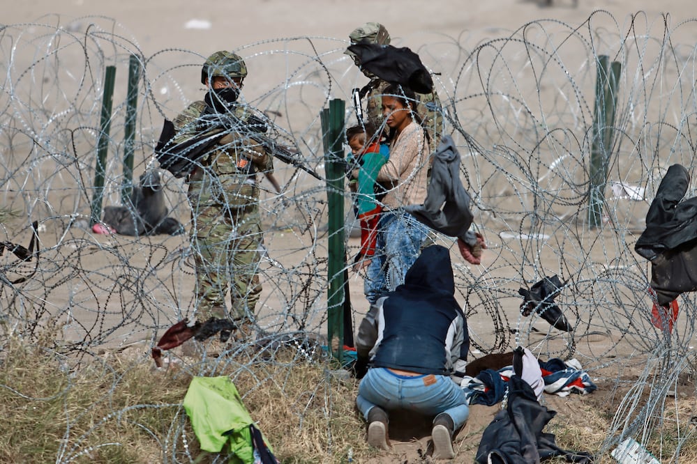 Ciudad Juárez.— Elementos de la Guardia Nacional de Estados Unidos intensificaron sus rondines de vigilancia e impidieron el paso de varias familias de migrantes. A pesar de las bajas temperaturas que se registraron en esta frontera, los soldados regresaron la mañana de ayer a una pareja de extranjeros provenientes de Guatemala y a su hijo. Foto: Christian Torres | El Universal