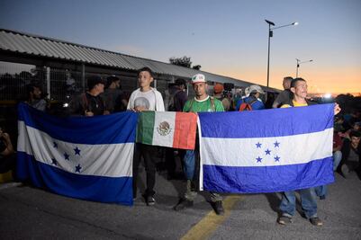 Migrantes dan plazo de tres horas para que les den paso libre a México