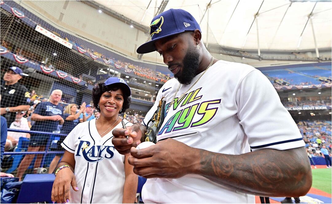 Randy Arozarena junto a su madre previo al inicio de la Ronda de Comodín. FOTO: AFP