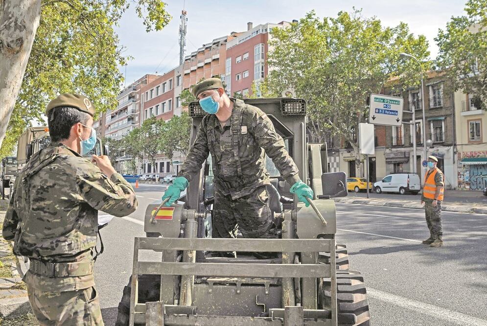 Bajo el nombre de operación Balmis, las Fuerzas Armadas españolas desplegaron 57 mil efectivos en apoyo a tareas de desinfección y de asistencia en residencias de la tercera edad, hospitales y centros sociales. Foto: OSCAR DEL POZO. AFP