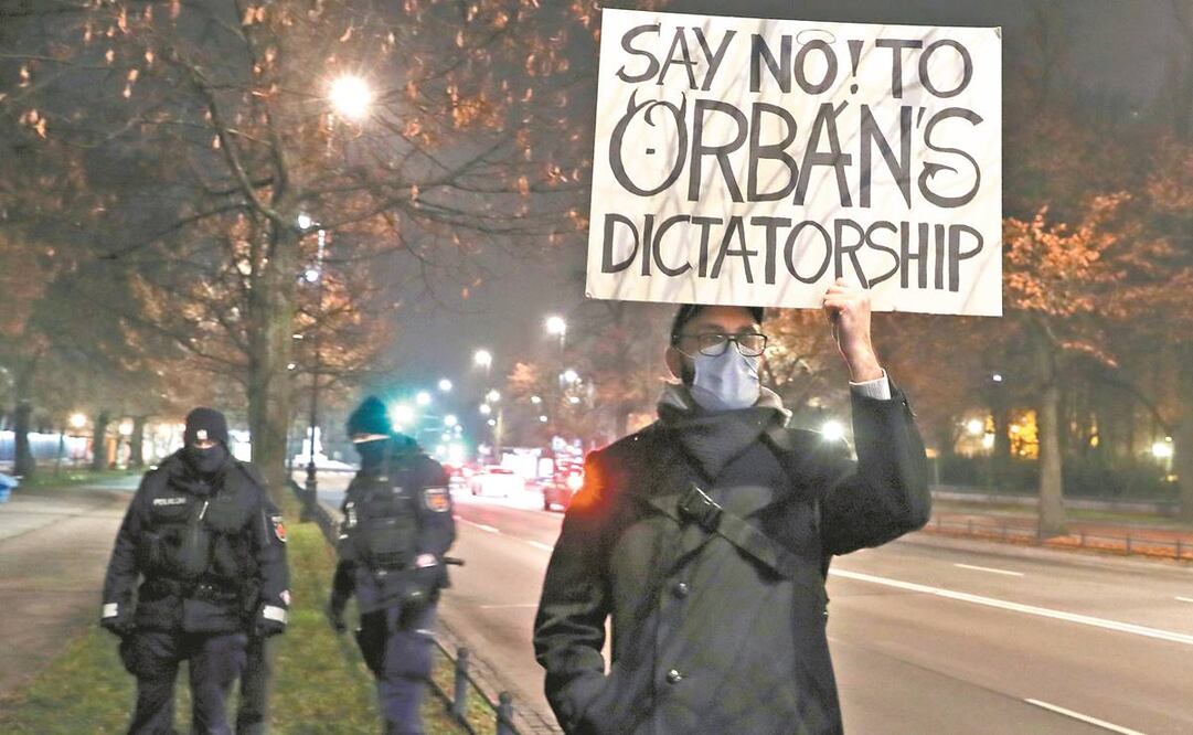Un hombre protesta contra el gobierno del primer ministro de Hungría, Víktor Orbán, en Varsovia, Polonia. Foto: Czarek Sokolowski. AP