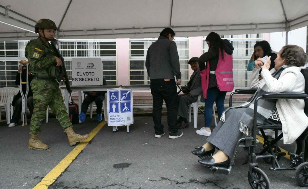 Un miembro de las fuerzas armadas custodia un centro de votación durante el referéndum celebrado en Quito el 16 de noviembre de 2025. Los ecuatorianos votan en un referéndum propuesto por el presidente Daniel Noboa sobre si permitir el regreso de las bases militares extranjeras, redactar una nueva constitución que podría ampliar los poderes presidenciales, eliminar la financiación pública de los partidos políticos y reducir el número de legisladores. Foto: AF