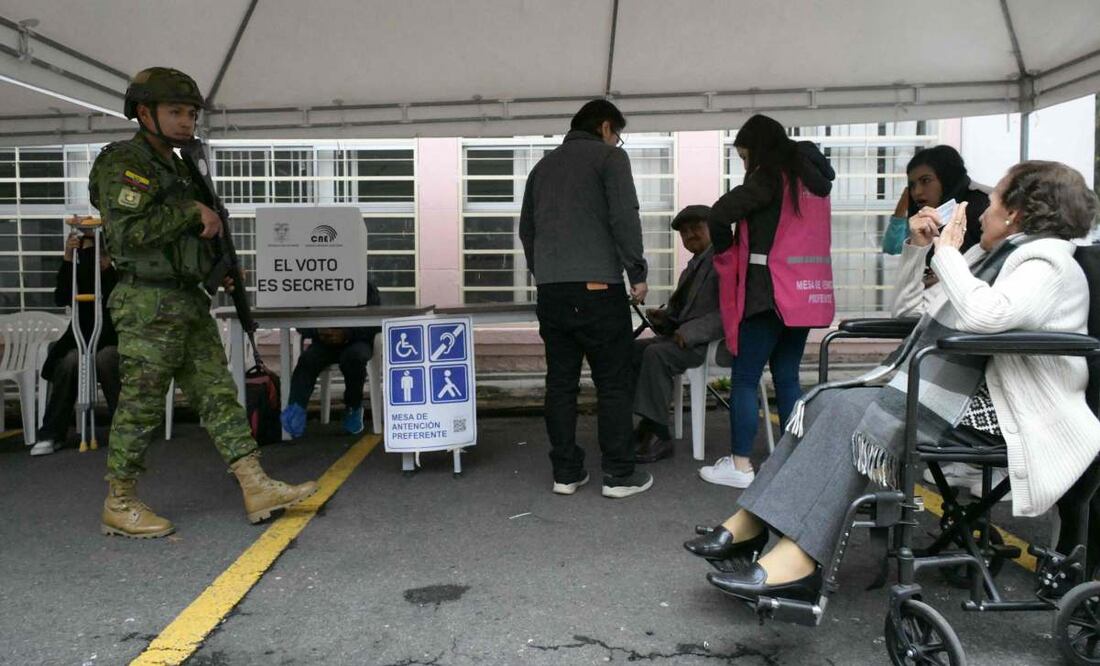 Un miembro de las fuerzas armadas custodia un centro de votación durante el referéndum celebrado en Quito el 16 de noviembre de 2025. Los ecuatorianos votan en un referéndum propuesto por el presidente Daniel Noboa sobre si permitir el regreso de las bases militares extranjeras, redactar una nueva constitución que podría ampliar los poderes presidenciales, eliminar la financiación pública de los partidos políticos y reducir el número de legisladores. Foto: AF