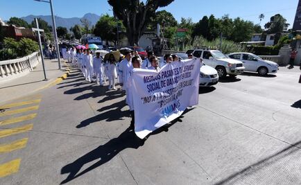 Marchan médicos pasantes de Oaxaca contra recortes en el sector Salud