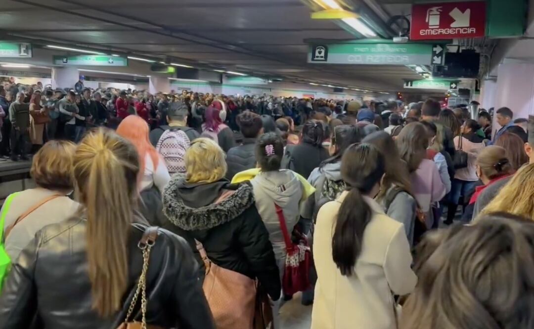 Cientos de personas esperando los trenes en Línea B del Metro. Foto: Captura video